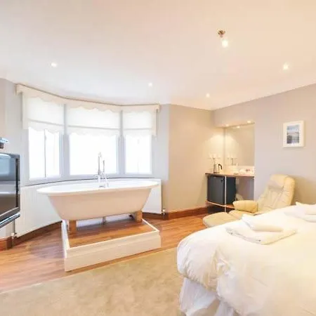 Queen's Cliff Holiday home *